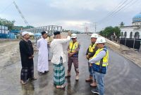 Pelaksana pembangunan jembatan baru atau duplikasi Teupin Mane menggelar Jumat berkah dengan prosesi peusijuk oleh Tgk Marbawi dan Tgk Junaidi, Jumat (2/10) siang.
