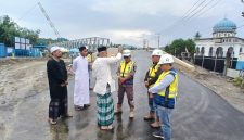 Pelaksana pembangunan jembatan baru atau duplikasi Teupin Mane menggelar Jumat berkah dengan prosesi peusijuk oleh Tgk Marbawi dan Tgk Junaidi, Jumat (2/10) siang.