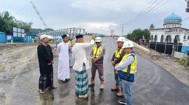 Pelaksana pembangunan jembatan baru atau duplikasi Teupin Mane menggelar Jumat berkah dengan prosesi peusijuk oleh Tgk Marbawi dan Tgk Junaidi, Jumat (2/10) siang.