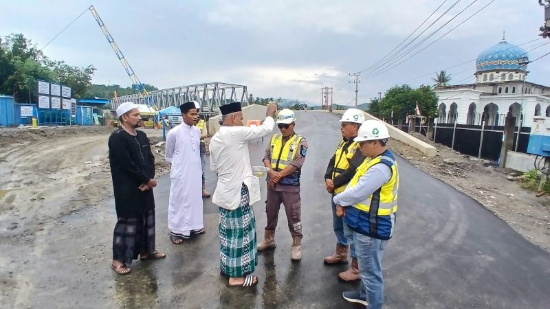 Pelaksana pembangunan jembatan baru atau duplikasi Teupin Mane menggelar Jumat berkah dengan prosesi peusijuk oleh Tgk Marbawi dan Tgk Junaidi, Jumat (2/10) siang.