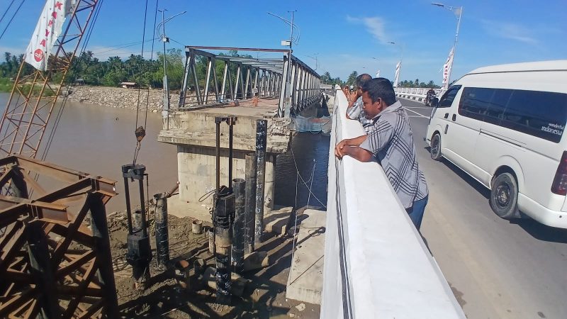 Pekerja melanjutkan proses pemancangan tiang pilar tengah (P2) menyambung kembali bentang lantai jembatan eksisting Krueng Tingkeum Kutablang yang putus diterjang banjir bandang, Sabtu (31/10) pagi.