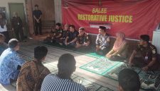 Kajari Bireuen, Yarnes SH MH memediasi guru dan orang tua siswi MIN 53 Bireuen, di Balee Restoratif Justice, Kamis (29/10)
