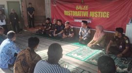Kajari Bireuen, Yarnes SH MH memediasi guru dan orang tua siswi MIN 53 Bireuen, di Balee Restoratif Justice, Kamis (29/10)