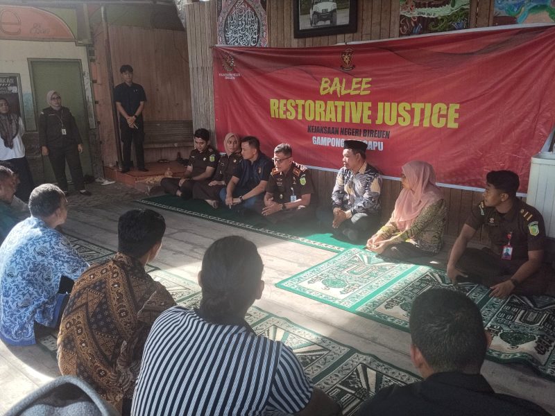 Kajari Bireuen, Yarnes SH MH memediasi guru dan orang tua siswi MIN 53 Bireuen, di Balee Restoratif Justice, Kamis (29/10)
