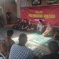 Kajari Bireuen, Yarnes SH MH memediasi guru dan orang tua siswi MIN 53 Bireuen, di Balee Restoratif Justice, Kamis (29/10)