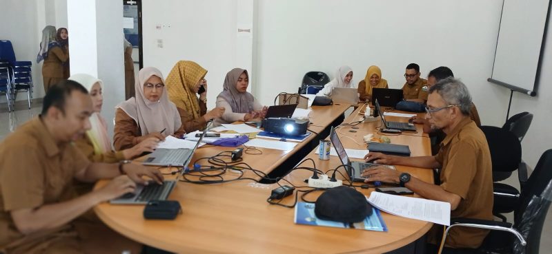 Desk Pemeriksaan Data Satuan Kerja Perangkat Kabupaten (SKPK) berlangsung mulai dari hari Senin s.d Kamis (26-29/10) di Aula Diskominsa Kabupaten Bireuen.