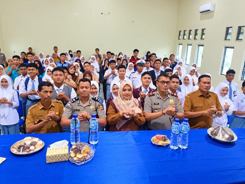 Sat Bimas Polres Bireuen gelar edukasi bagi pelajar tentang bahaya judi online dan penipuan digital, di Kantor Cabdin setempat, Selasa (27/10).