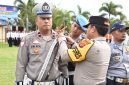 Kapolres Bireuen, AKBP Yulhendri, SH.,SIK.,SPsi.,MIK menyematkan pita tanda operasi kepada perwakilan petugas, di Mapolres, Senin (26/10) pagi.