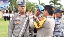 Kapolres Bireuen, AKBP Yulhendri, SH.,SIK.,SPsi.,MIK menyematkan pita tanda operasi kepada perwakilan petugas, di Mapolres, Senin (26/10) pagi.