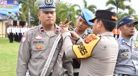 Kapolres Bireuen, AKBP Yulhendri, SH.,SIK.,SPsi.,MIK menyematkan pita tanda operasi kepada perwakilan petugas, di Mapolres, Senin (26/10) pagi.