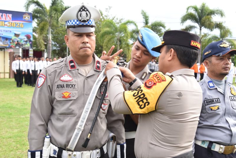 Kapolres Bireuen, AKBP Yulhendri, SH.,SIK.,SPsi.,MIK menyematkan pita tanda operasi kepada perwakilan petugas, di Mapolres, Senin (26/10) pagi.