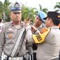 Kapolres Bireuen, AKBP Yulhendri, SH.,SIK.,SPsi.,MIK menyematkan pita tanda operasi kepada perwakilan petugas, di Mapolres, Senin (26/10) pagi.