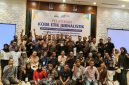 Puluhan jurnalis peserta pelatihan foto bersama usai mengikuti pelatihan di Hotel Ayani Banda Aceh, Minggu (11/10)