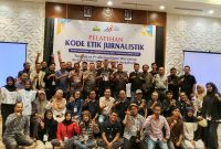 Puluhan jurnalis peserta pelatihan foto bersama usai mengikuti pelatihan di Hotel Ayani Banda Aceh, Minggu (11/10)