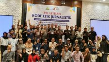 Puluhan jurnalis peserta pelatihan foto bersama usai mengikuti pelatihan di Hotel Ayani Banda Aceh, Minggu (11/10)