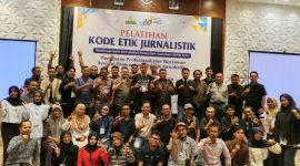 Puluhan jurnalis peserta pelatihan foto bersama usai mengikuti pelatihan di Hotel Ayani Banda Aceh, Minggu (11/10)