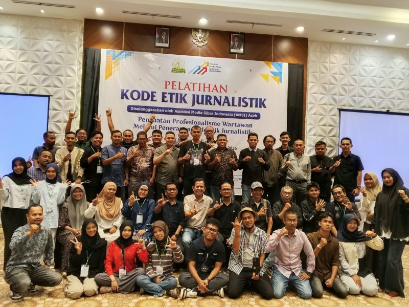 Puluhan jurnalis peserta pelatihan foto bersama usai mengikuti pelatihan di Hotel Ayani Banda Aceh, Minggu (11/10)