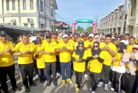 Bupati Bireuen, Ir H Mukhlis, ST bersama Wakil Bupati, Ir H Razuardi, MT dan istri serta Forkopimda dan ribuan masyarakat sedang melalui rute jalan santai HUT ke-27 Kabupaten Bireuen, Minggu (11/10) pagi.