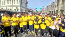 Bupati Bireuen, Ir H Mukhlis, ST bersama Wakil Bupati, Ir H Razuardi, MT dan istri serta Forkopimda dan ribuan masyarakat sedang melalui rute jalan santai HUT ke-27 Kabupaten Bireuen, Minggu (11/10) pagi.
