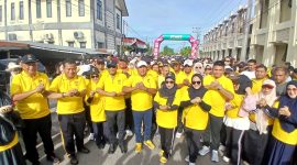 Bupati Bireuen, Ir H Mukhlis, ST bersama Wakil Bupati, Ir H Razuardi, MT dan istri serta Forkopimda dan ribuan masyarakat sedang melalui rute jalan santai HUT ke-27 Kabupaten Bireuen, Minggu (11/10) pagi.
