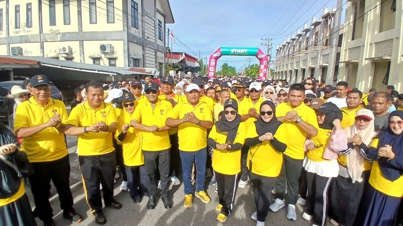 Bupati Bireuen, Ir H Mukhlis, ST bersama Wakil Bupati, Ir H Razuardi, MT dan istri serta Forkopimda dan ribuan masyarakat sedang melalui rute jalan santai HUT ke-27 Kabupaten Bireuen, Minggu (11/10) pagi.