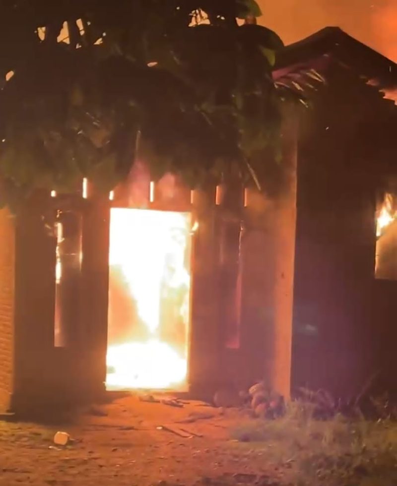 Rumah warga Cot Tunong, Kecamatan Gandapura terbakar, Rabu (7/10) malam.