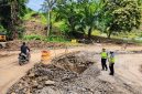 Personel Satlantas Polres Bireuen melakukan patroli dijalan rawan kecelakaan di jalan lintas nasional Bireuen - Takengon, Rabu (28/10).