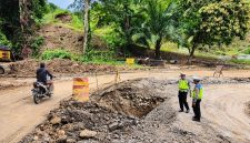 Personel Satlantas Polres Bireuen melakukan patroli dijalan rawan kecelakaan di jalan lintas nasional Bireuen - Takengon, Rabu (28/10).