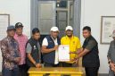 Bupati Bireuen, Ir Mukhlis ST dan Wakil Bupati, Ir H Razuardi MT memperlihatkan berita acara serahterima lima Escavator, Kamis (15/10)