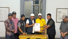 Bupati Bireuen, Ir Mukhlis ST dan Wakil Bupati, Ir H Razuardi MT memperlihatkan berita acara serahterima lima Escavator, Kamis (15/10)