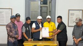 Bupati Bireuen, Ir Mukhlis ST dan Wakil Bupati, Ir H Razuardi MT memperlihatkan berita acara serahterima lima Escavator, Kamis (15/10)