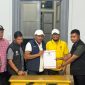 Bupati Bireuen, Ir Mukhlis ST dan Wakil Bupati, Ir H Razuardi MT memperlihatkan berita acara serahterima lima Escavator, Kamis (15/10)