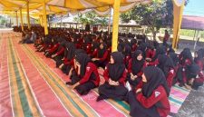 Siswa-siswi SMKN 1 Bireuen sedang mengikuti kegiatan pentas kreativitas siswa dalam peringatan Maulid Nabi Besar Muhammad SAW, Sabtu (31/10) pagi.