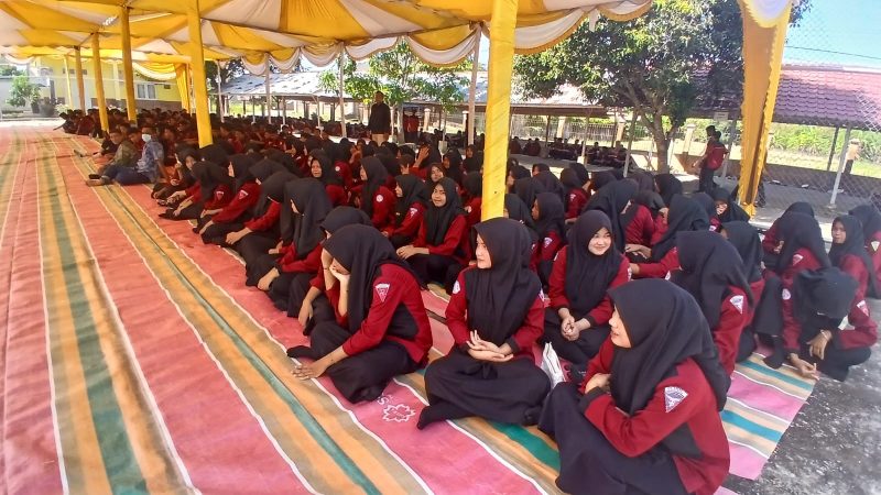 Siswa-siswi SMKN 1 Bireuen sedang mengikuti kegiatan pentas kreativitas siswa dalam peringatan Maulid Nabi Besar Muhammad SAW, Sabtu (31/10) pagi.