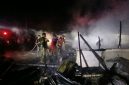 Petugas sedang melakukan pendinginan toko ludes terbakar di Desa Blang Keutumba Kecamatan Juli, Kabupaten Bireuen, Rabu (28/10) malam.
