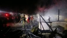Petugas sedang melakukan pendinginan toko ludes terbakar di Desa Blang Keutumba Kecamatan Juli, Kabupaten Bireuen, Rabu (28/10) malam.