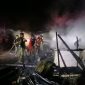 Petugas sedang melakukan pendinginan toko ludes terbakar di Desa Blang Keutumba Kecamatan Juli, Kabupaten Bireuen, Rabu (28/10) malam.