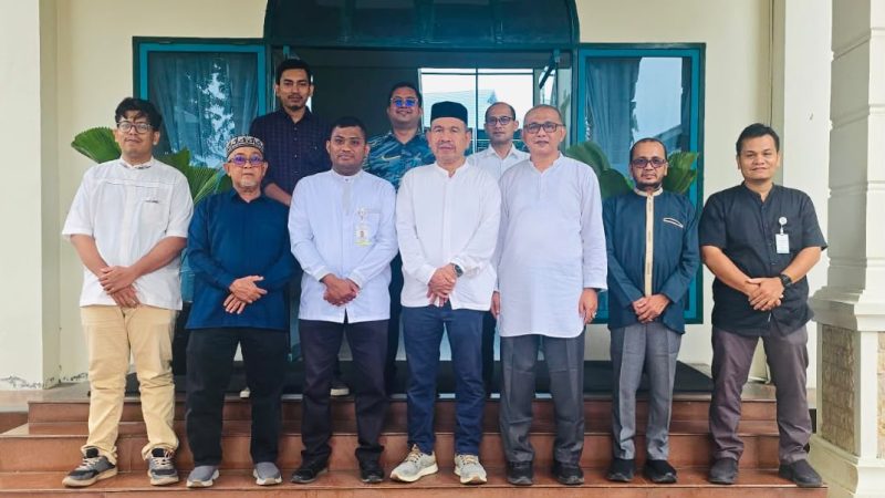 Rektor Umuslim Peusangan, Dr Marwan, MPd dan jajarannya menerima audiensi Pimpinan Cabang PT BPR Syariah Mustaqim Aceh (Perseroda) Kantor Cabang Bireuen, di ruang rapat Lantai 1 Gedung Pusat Adminitrasi Umuslim, Jumat (2/10).