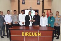 Rektor Umuslim Peusangan Kabupaten Bireuen, Dr Marwan, MPd bersama Kapolres AKBP Yulhendri, SH.,SIK.,S.Psi.,MIK menandatangani MoU, di Aula Mapolres, Senin (12/10).