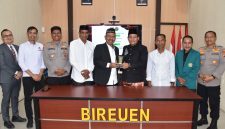 Rektor Umuslim Peusangan Kabupaten Bireuen, Dr Marwan, MPd bersama Kapolres AKBP Yulhendri, SH.,SIK.,S.Psi.,MIK menandatangani MoU, di Aula Mapolres, Senin (12/10).