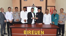 Rektor Umuslim Peusangan Kabupaten Bireuen, Dr Marwan, MPd bersama Kapolres AKBP Yulhendri, SH.,SIK.,S.Psi.,MIK menandatangani MoU, di Aula Mapolres, Senin (12/10).