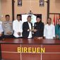 Rektor Umuslim Peusangan Kabupaten Bireuen, Dr Marwan, MPd bersama Kapolres AKBP Yulhendri, SH.,SIK.,S.Psi.,MIK menandatangani MoU, di Aula Mapolres, Senin (12/10).