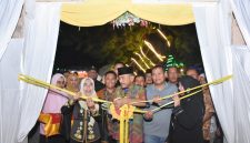 Wakil Bupati, Ir H Razuardi, MT membuka pameran UMKM guna menyemarakkan HUT ke-27 Kabupaten Bireuen, Sabtu (3/10) malam.