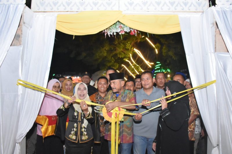 Wakil Bupati, Ir H Razuardi, MT membuka pameran UMKM guna menyemarakkan HUT ke-27 Kabupaten Bireuen, Sabtu (3/10) malam.