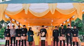 Wakil Bupati Bireuen, Ir H Razuardi MT memukul Rapa'i menandai bergulirnya rangkaian peringatan HUT ke 27 Kabupaten Bireuen.