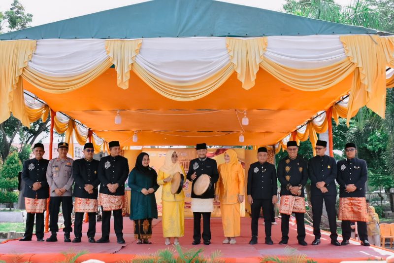 Wakil Bupati Bireuen, Ir H Razuardi MT memukul Rapa'i menandai bergulirnya rangkaian peringatan HUT ke 27 Kabupaten Bireuen.