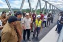 Wakil Gubernur Aceh, Fadhullah meninjau lokasi pembangunan tanggul pengaman/bronjong untuk penanganan erosi di Gampong Krueng Simpo, Kecamatan Juli, Kabupaten Bireuen, Senin (5/10) siang.
