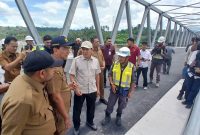 Wakil Gubernur Aceh, Fadhullah meninjau lokasi pembangunan tanggul pengaman/bronjong untuk penanganan erosi di Gampong Krueng Simpo, Kecamatan Juli, Kabupaten Bireuen, Senin (5/10) siang.