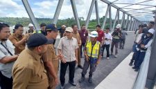 Wakil Gubernur Aceh, Fadhullah meninjau lokasi pembangunan tanggul pengaman/bronjong untuk penanganan erosi di Gampong Krueng Simpo, Kecamatan Juli, Kabupaten Bireuen, Senin (5/10) siang.