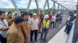 Wakil Gubernur Aceh, Fadhullah meninjau lokasi pembangunan tanggul pengaman/bronjong untuk penanganan erosi di Gampong Krueng Simpo, Kecamatan Juli, Kabupaten Bireuen, Senin (5/10) siang.